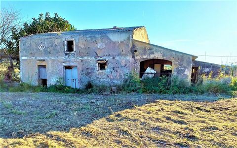 Finca Rústica with typical Mallorcan country house from before 56 with an extension of land of 9831 m2. The house needs total reform. Unobstructed views to the mountains. GREAT OPPORTUNITY TO INVEST.