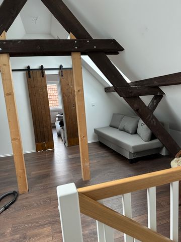 Separater Zugang in erste Etage über Dachterrasse. Man kommt dann in den großen Wohnraum mit Küche. Bad mit WC, Dusche und Badewanne Das Sofa ist als Bett zu Gebrauchen. Die Treppe hoch geht man in einen offenen Raum . Dieser ist als Büro, Spielraum ...