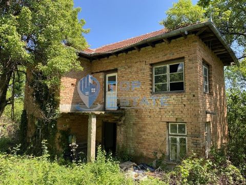 Top Estate Real Estate bietet Ihnen ein zweistöckiges Backsteinhaus mit großem Hof im Dorf Sukholoevtsi in der Region Gabrowo. Das Dorf Sukholoevtsi liegt nur 8 km von der Stadt Sukoloevtsi entfernt. Tryavna und 13 km von der Stadt Tryavna entfernt. ...