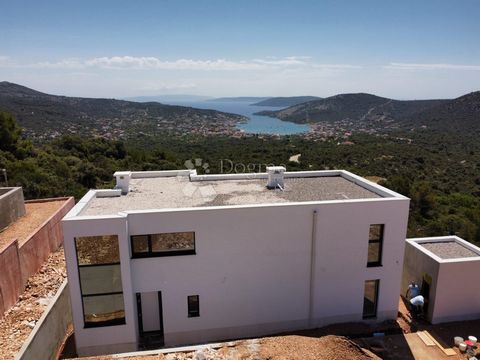 I den lilla fiskebyn Vinišće, som tillhör kommunen Marina nära Trogir, byggs denna vackra moderna villa med pool. Det ligger i ett komplex av 6 lyxvillor med fantastisk havsutsikt. Villorna är för närvarande under uppbyggnad och fullt färdigställande...