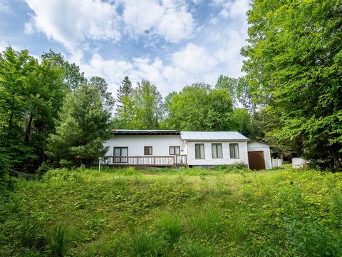 Charmantes kleines 3-Jahreszeiten-Mobilheim im Herzen des Waldes in der Nähe des Dorfes Lac Saguay mit zwei Schlafzimmern und einem Badezimmer. Die verglaste Veranda bietet Ihnen einen perfekten Ort, um sich zu entspannen und die Natur zu beobachten....