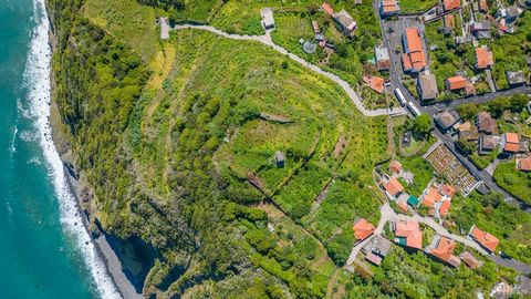 Deslumbre-se com este terreno único na encantadora na freguesia de Arco de São Jorge, Santana , ilha da Madeira. Com uma área total de 24.000 metros quadrados, este terreno oferece o espaço perfeito para o investimento da sua vida. Desfrute da tranqu...