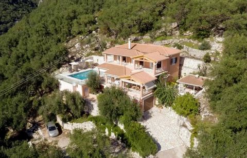 Benvenuti in questa meravigliosa Villa affacciata sul mare Benvenuti in questa meravigliosa Villa affacciata sul mare e a breve distanza in auto da bellissime spiagge come: Agni Beach. La Villa è spaziosa con 250 mq per il relax, tra cui un posto aut...