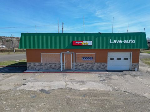 Immeuble commercial qui était une ancienne station service dont les réservoirs ont été retirés et le terrain réhabilité. On y retrouve un espace garage avec équipement de lave auto à pression et d'entreposage. Terrain de 36 000 pieds carrés. La nouve...