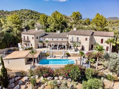 Luxury domicile in Mediterranean style and kilometer-wide VIEW over Mallorca, Very exclusive, unique and impressive property. A great entrance and various wings, ideal for large families who want their privacy but still want to be connected. This pro...