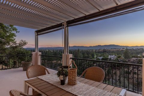 Schönes großartiges Haus auf dem Silverado Country Club mit Panoramablick! Geräumiges Wohnen auf drei Ebenen mit hohen Decken, dramatischer Treppe, riesiger Hauptsuite, einer Vielzahl von Fenstern, die so viel schönes natürliches Licht und atemberaub...