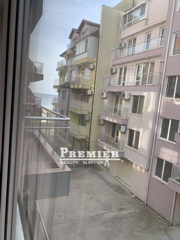 Maravilloso apartamento de un dormitorio en el casco antiguo de Pomorie, en un edificio residencial en primera línea, se vende el apartamento completamente amueblado, ubicado en el 3er piso, muy amplio, con dos terrazas y una pequeña vista al mar des...