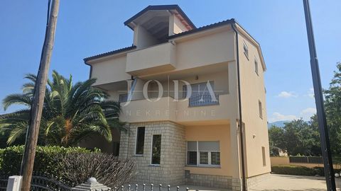 Location: Primorsko-goranska županija, Crikvenica, Jadranovo. Eccellente casa indipendente in vendita a meno di 200 metri dal mare, con giardino recintato e paesaggistico, completamente attrezzata e arredata. Ampio vialetto e parcheggio per diverse a...