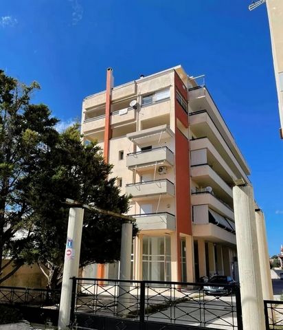 A vendre appartement de 1998 avec belle vue au 5ème étage de 137m², en état incroyable à Markopoulo. Il est lumineux et se compose de 3 chambres, salon - cuisine et 2 salles de bains. Il dispose également d’une porte de sécurité, d’une cheminée, d’un...