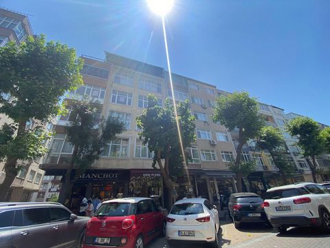 Investment Opportunity Flat in Central Location in Güngören Merter The flat is a corner flat and is on the 3rd floor, one floor below the top floor. Since it is also a mezzanine floor, there is no heating problem. Well-kept and Clean Family Apartment...