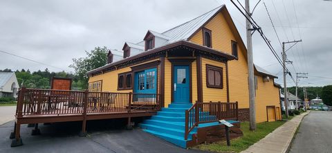 Quadruplex à St-Ublade - Vous avez un projet pour la location court-terme , gîte , loft ? Venez visiter cette grande bâtisse ancestrale très charmante en plein St-Ubalde. En très bon état, nombreuses possibilités d'agencement, projet a redéfinir . No...