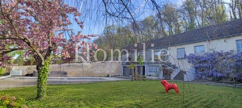 Nur wenige Schritte vom Stadtzentrum entfernt entdecken Sie dieses restaurierte Bauernhaus. Dieses sehr helle einstöckige Anwesen besteht aus einem Eingang, einer Einbauküche mit Zugang zur Terrasse von 22 m2, einem geräumigen Wohnzimmer von 38,79 m2...