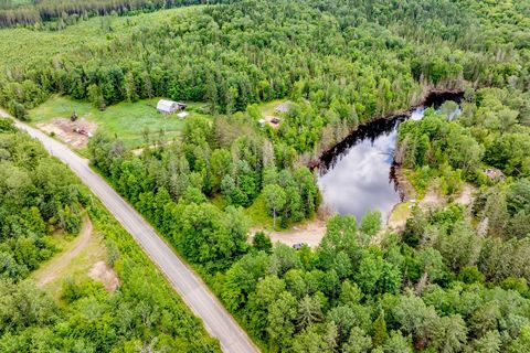 ¡PROYECTO ÚNICO! Inmenso terreno de 3,221,400 pies cuadrados, parte del cual está bordeado por el río Batiscan. Bosque mixto con un pequeño lago privado, una cabaña y varias construcciones secundarias. Abastecimiento de agua por pozo, sin servicio de...