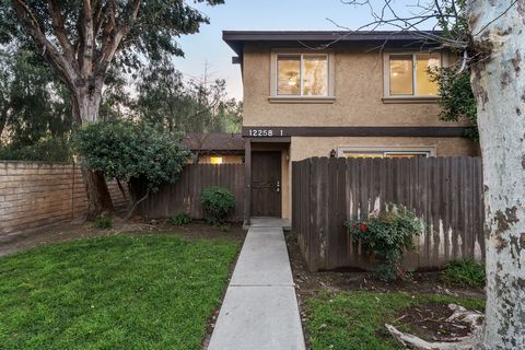 Dieses sorgfältig renovierte Stadthaus mit 3 Schlafzimmern ist ein herausragendes Haus und bietet drei Terrassen und eine angebaute Garage für 2 Autos mit nur einer gemeinsamen Wand. Die Küche verfügt über Edelstahlgeräte, LED-Einbauleuchten und Arbe...