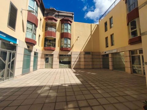 Unique investment opportunity in Telde! Commercial premises of 163m² for sale in the centre of Telde, in a transit area with a large influx of people. This spacious property built in 2004 is located in a courtyard of a block with pedestrian access, n...