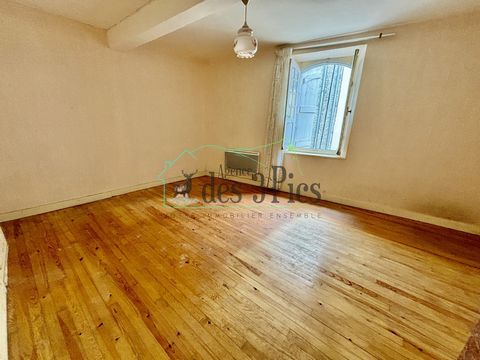 En exclusivité, l'Agence des 3 pics vous propose cette maison de village en plein coeur de la cité de Saint-Lizier d'environ 80 m2 sur 3 niveaux. Quelques travaux de réaménagemet sont à prévoir, notamment cuisine et salle d'eau. Les 3 chambres qui of...