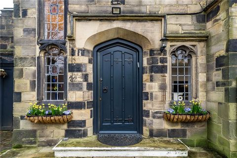 Ubicada en una ubicación muy deseable donde el norte de Leeds se encuentra con el campo, esta casa familiar con carácter ofrece la combinación perfecta de elegancia y practicidad. Al entrar en el acogedor vestíbulo de entrada, se encontrará con un am...