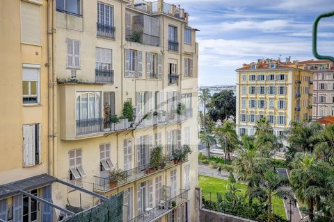 Idéalement situé rue Saint François de Paule, à deux pas du cours Saleya et des plages, appartement de 53m2 en étage élevé, avec entrée, séjour, cuisine (possibilité ouverte), coin nuit, chambre et salle de bain. Vue dégagée collines et aperçu mer. L...