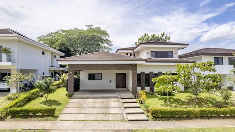 ID# 117153. Haus zu verkaufen oder zu vermieten in Hacienda Espinal, Alajuela. 3 Schlafzimmer, 3,5 Badezimmer, 272 m2 bebaute Fläche, 607 m2 Grundstück. 600.000 US-Dollar oder 5.000 US-Dollar mieten. Wir stellen Ihnen Luz Serena vor, eine außergewöhn...