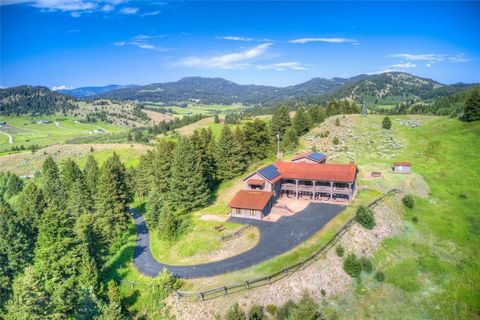 Casa personalizada requintada com vistas deslumbrantes da montanha em 2355 Sawmill Rd. Descubra o epítome da vida de luxo no 2355 Sawmill Rd, uma magnífica casa personalizada com mais de 5500 pés quadrados e situada em 11,6 acres de terra intocada na...