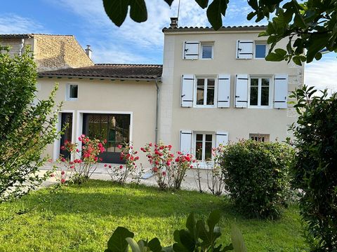 Bessines, jolie maison de bourg entièrement rénovée avec beaux volumes, offrant: au rez de chaussée: salon/séjour, cuisine équipée, cellier, wc, dégagement, à l'étage: palier, 3 grandes chambres dont une suite parentale avec salle d'eau/wc et placard...