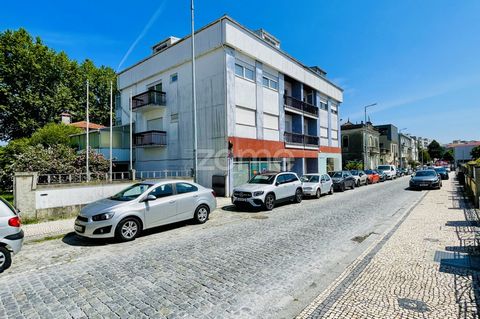 Property identification: ZMPT568901 Apartment located in the center of Vila Nova de Famalicão, next to schools, multiple services, parks and gardens, close to the train station and the main roads of the city. This apartment is distinguished by its so...