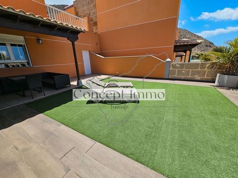 Modern vrijstaand huis met eigen tuin, overdekt terras en garage in Los Cristianos! Deze moderne, ruime vrijstaande woning is gelegen in Los Cristianos, in een rustige maar centrale omgeving met een goede infrastructuur. De woning is zeer goed onderh...