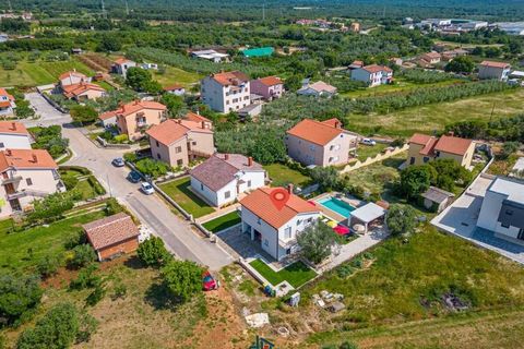 Dieses neu renovierte Ferienhaus im ruhigen Galizana bietet Ihnen einen ruhigen und erholsamen Urlaub, den Sie brauchen. Es verfügt über 2 Schlafzimmer im ersten Stock (2 Einzelbetten, 1 Doppelbett) mit Gemeinschaftsbad und ein Schlafzimmer im Erdges...