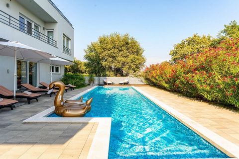 We present to you a gorgeous luxury property that guarantees a very good return on investment based on current results, which is increasingly hard to find in today’s market! This spacious villa spans three floors, offering 330 m² of living space and ...