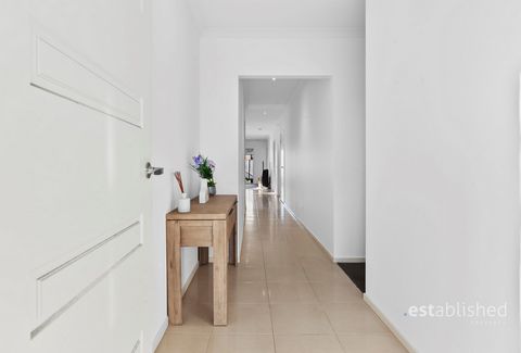 Stap binnen in een huis waar elk detail zorgvuldig is ontworpen voor comfort en stijl. Deze woning ligt in het zeer gewilde Williams Landing en biedt een perfecte mix van verfijning en bruikbaarheid. Met veel leefruimte, hoogwaardige afwerking, is he...