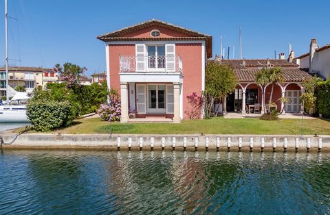 Magnificent corner waterfront villa of approximately 165 m2 with multiple moorings, including one of 20 meters, ideally located in the heart of Port Grimaud. It includes a spacious living room, a dining room, a fully equipped kitchen, a master suite ...