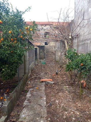 Rustikales Haus aus Stein, mit zwei großen Etagen, zur Wiederherstellung/Sanierung in Vila do Zambujal Das Erdgeschoss besteht aus zwei großen Unterteilungen sowie dem 1. Obergeschoss, was eine neue Typologie mit geringeren Kosten ermöglicht. Die Imm...