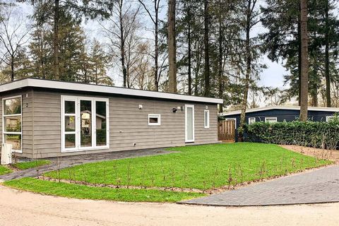 Ce beau chalet indépendant avec sauna et spa extérieurs est situé dans le magnifique parc de vacances Park Westerkogge. Entouré de verdure, mais à seulement 8 km. de la sympathique ville portuaire historique de Hoorn. Le chalet de plain-pied, confort...