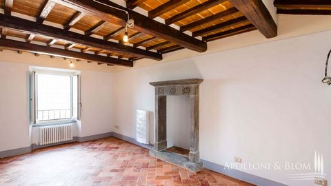 Al secondo e ultimo piano di palazzo del XI secolo, appartamento con due camere e cantina in vendita nel centro storico di Cortona. Nella parte più antica della città di Cortona, questa residenza si trova al secondo e ultimo piano di un caratteristic...