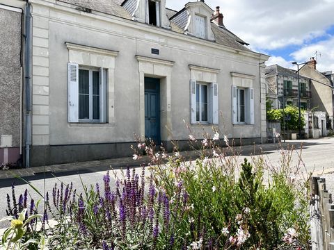 Emplacement privilégié pour cette maison de bord de Loire, comprenant de plain-pied: hall, séjour-salon avec cheminée, cuisine et arrière cuisine, un bureau et une chambre. En étage: palier, salle de bains, quatre chambres et combles aménageables. Ja...