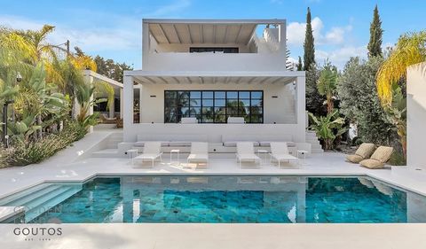 Located in the prestigious setting of the Greek Riviera, this 420 m² villa is a true gem. Set on a spacious 1,000 m² plot, it perfectly combines luxury, comfort and contemporary design. From the moment you arrive, the elegance of the property is evid...