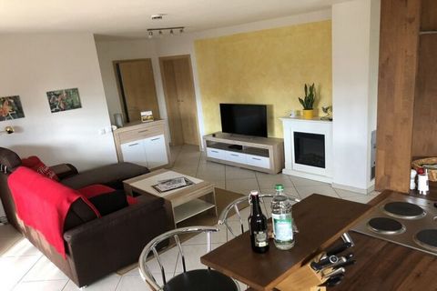 Ons vakantieappartement ligt vlakbij de oostelijke rand van Finning, direct tegenover de St. Willibald-kapel, met drie lindebomen die meer dan 350 jaar oud zijn...