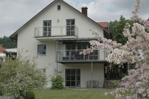 Unser 'Ferienhaus liegt direkt in Beilngries am Main-Donau-Kanal in ruhiger, zentrumsnaher und sonniger Lage Wohnfläche: ca. 165 m², 4 Schlafzimmer, 2 Bäder, Großzügige Veranda mit Glasüberdachung und Markise. Direkter Zugang zum Garten (ca. 500 m²) ...