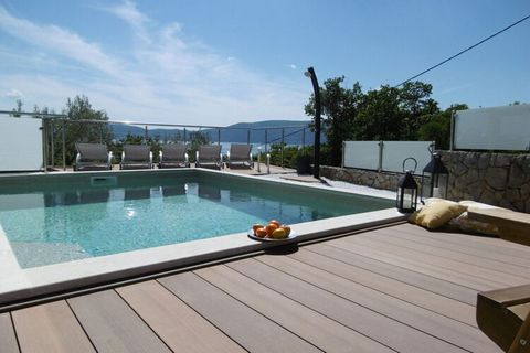 Diese wunderschöne Ferienwohnung befindet sich in der ersten Etage in einem kleinen H in Pinezi. Wunderschön gelegen, nur noch Naturschutzgebiet grenzt an das Haus. Absolut ruhige Lage und doch alles in greifbarer Nähe. Elegantes Haus und sehr gut ei...