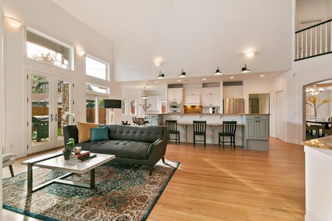 Bienvenue dans cette belle maison personnalisée récemment rénovée au cœur de Denver, le prestigieux quartier d’Observatory Park au Colorado. La maison se trouve sur un terrain surdimensionné, permettant un salon spacieux de 7 000 pieds carrés, ainsi ...