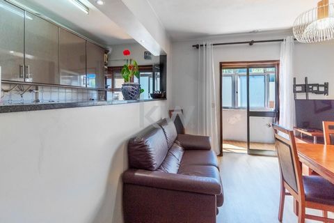 Nous vous présentons ce charmant appartement en duplex, idéal pour ceux qui recherchent la praticité et une excellente opportunité d’investissement ! Située dans l’une des paroisses les plus appréciées de Braga, cette propriété est un véritable bijou...