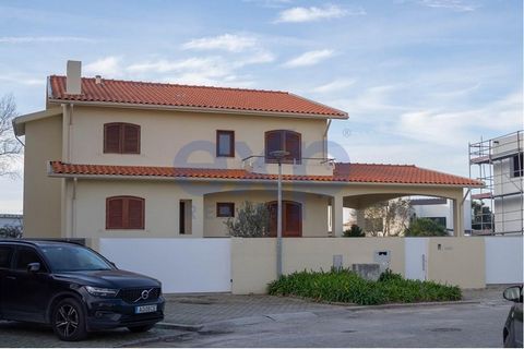 Dans la phase finale de rénovation totale, maison V4 à vendre dans un quartier calme de Miramar et à moins de 1km de la plage.  Située dans un quartier paisible de Miramar, cette villa se trouve à proximité du Club Golf, des belles plages de Vila Nov...