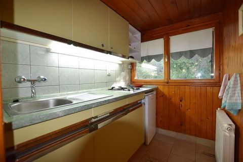 Dit vrijstaande vakantiehuis ligt in Vrbovsko, in Kroatië. Er zijn 2 slaapkamers die aan 6 personen een slaapplek bieden, perfect voor een vakantie met vrienden of familie. Daarnaast mag je maximaal 2 huisdieren meenemen. Het huis heeft een heerlijk ...