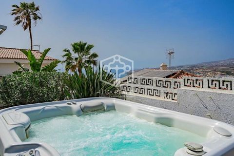 This detached house is a true paradise that combines comfort, privacy, and stunning views. Located in San Eugenio Alto, this idyllic property features a beautiful garden that surrounds the entire home, offering an oasis of tranquility and privacy. Th...