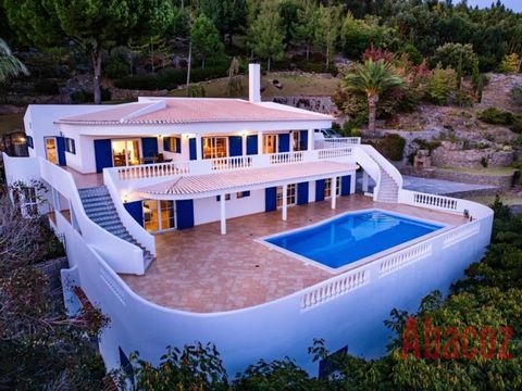 Gelegen in de heuvels, geniet deze villa op 2 niveaus van het prachtige uitzicht op dit unieke landschap met uitzicht op de natuur tot aan de oceaan, zodat je kunt genieten van de rust en privacy. Dit is de perfecte woning om een huurinkomen te gener...