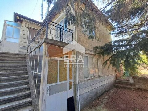 EXCLUSIF! ERA Varna Trend propose à la vente une maison en briques de deux étages, située sur une rue principale asphaltée au centre du village de Shkorpilovtsi, dans la région de Varna. Varna. La maison a une surface bâtie de 67 m² et une surface bâ...