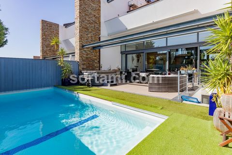 Fantastique villa de quatre chambres dans un quartier privilégié d´Almancil. Cette maison de ville avec quatre chambres et piscine se compose d´un rez-de-chaussée, d´un 1er étage, d´un 2ème étage et d´un sous-sol. Au rez-de-chaussée se trouve un spac...