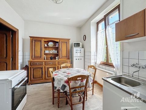 Nouveauté à Giromagny, maison mitoyenne sur sous-sol avec garage indépendant. Edifiée sur un joli terrain clos, cette maison se compose comme suit : Une entrée desservant un lumineux séjour/salle à manger, une cuisine indépendante et un cabinet de to...