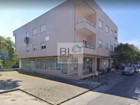 Located in a residential area, with leisure space and good parking. Location suitable for commerce, factory or warehouse. Composed of a large spacious part, ceiling height of 3 metres, access to bathrooms and separate clothing. Men's and women's bath...