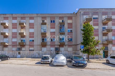 Identificação do imóvel: ZMPT569669 This is a 2-bedroom flat located on Rua Alves da Cunha in Lavradio. With a total area of 66m², situated on the 1st floor of a building without a lift, the property offers practicality in a very quiet area. The flat...